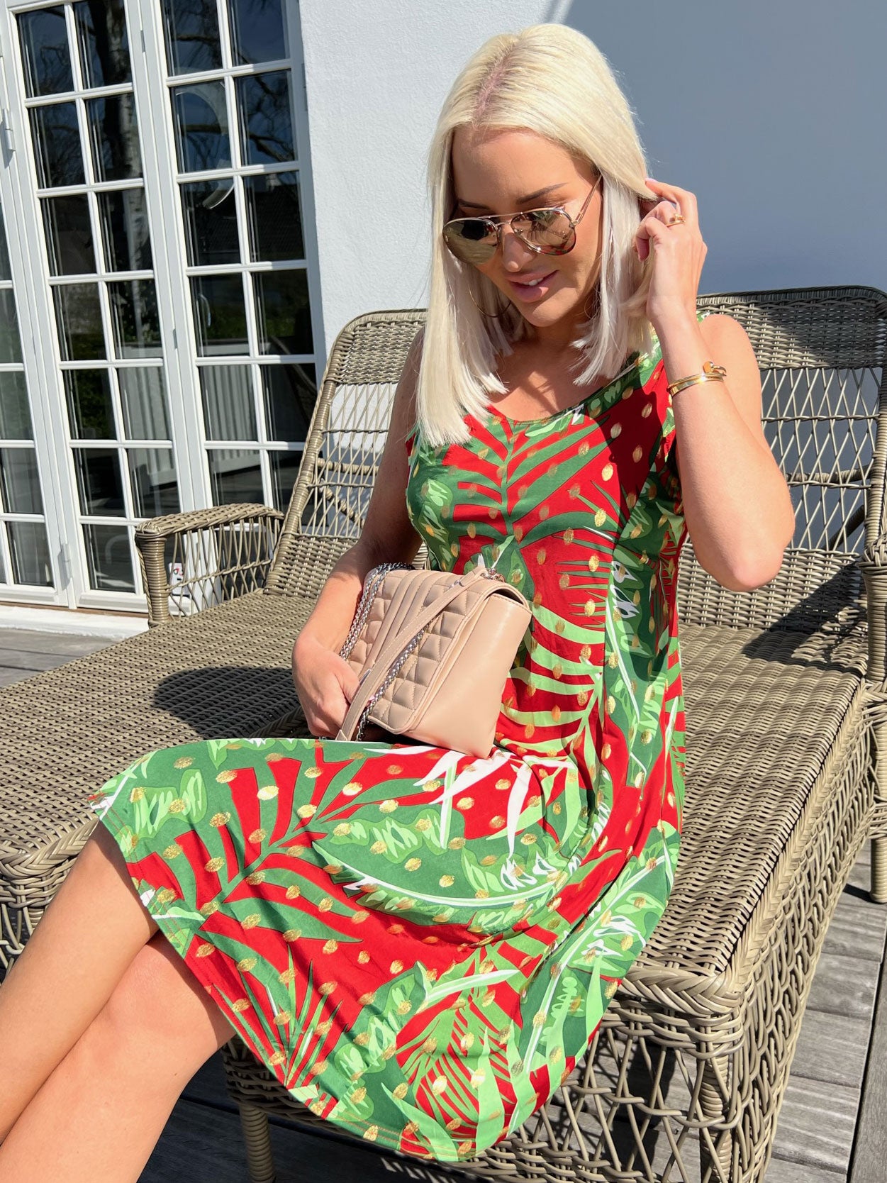 Maj - Söt stretchig sommarklänning med guldfläckar